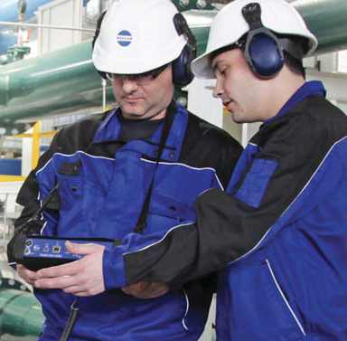 2 engineers doing industrial maintenance and monitoring with Vibration Diagnostic Tools and Software